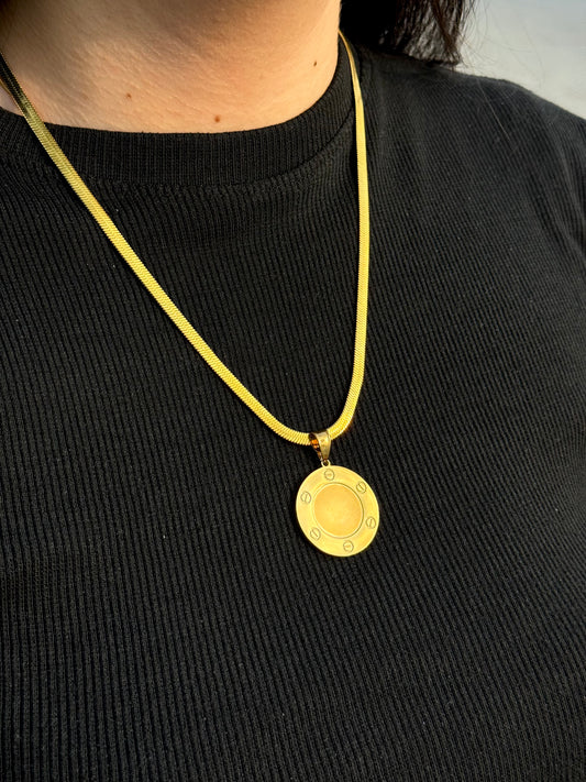 Gold Screw-Motif Circle Pendant Necklace