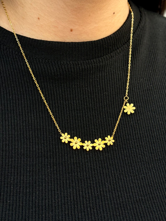 Gold Daisy Flower Necklace – Delicate Floral Design